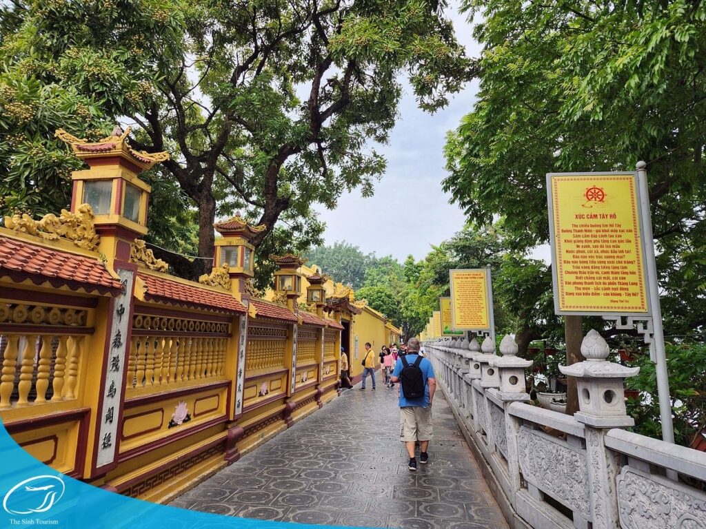 tour du lich ha noi du lich the sinh tourist the sinh tourism chua tran quoc 002 20240510 135335
