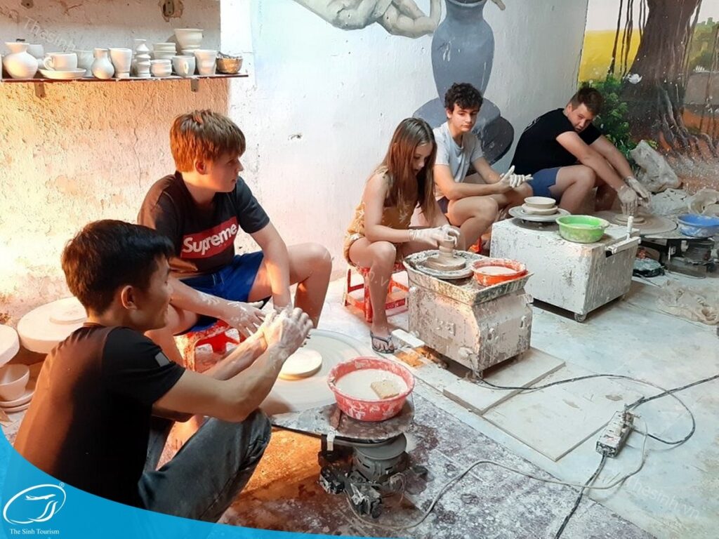 tour du lich ha noi du lich the sinh tourist the sinh tourism lang gom bat trang 002 20240510 135554