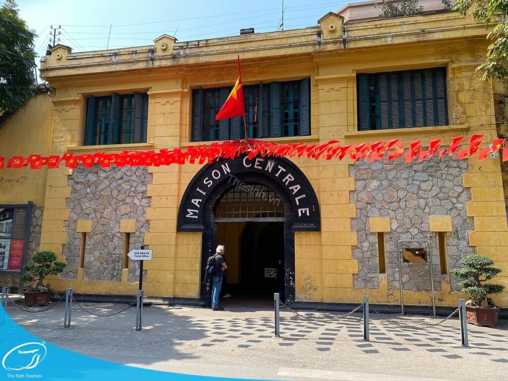 City tour Hà Nội - Trải nghiệm Thủ đô trong 1 ngày trọn vẹn 8 City tour Hà Nội - Nhà tù Hỏa Lò