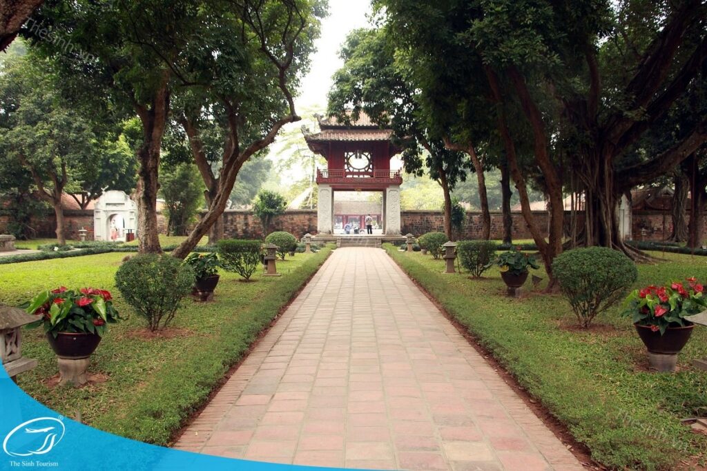 City tour Hà Nội - Trải nghiệm Thủ đô trong 1 ngày trọn vẹn 7 City tour Hà Nội - Văn Miếu Quốc Tử Giám