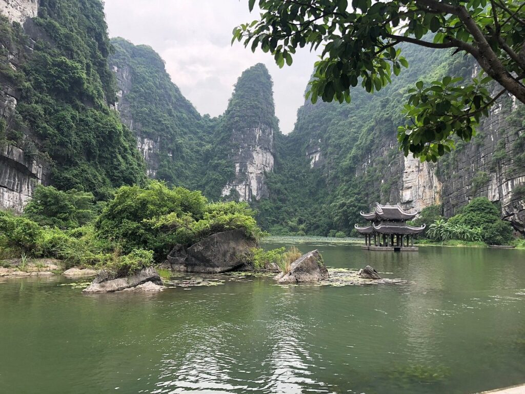 Du lịch Ninh Bình - Tour Vip Hoa Lư Tràng An Hang Múa 1 ngày