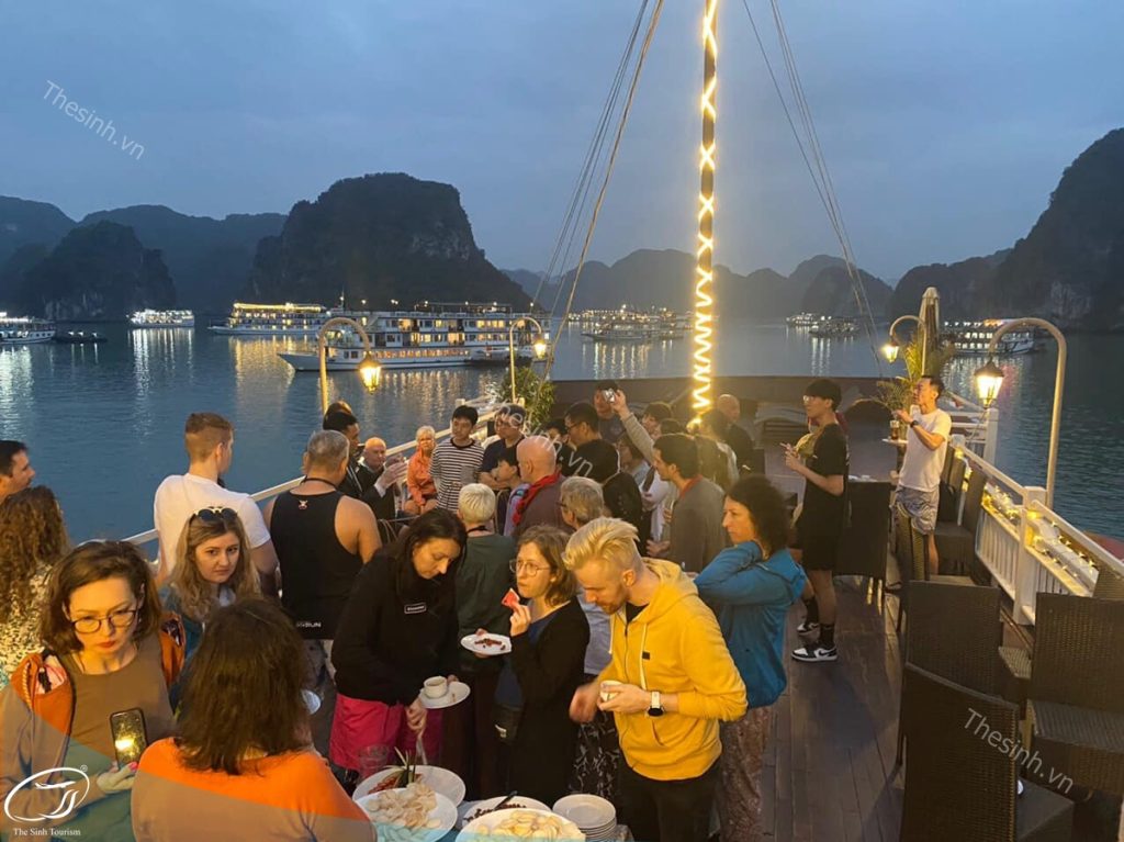 Du Thuyền Hạ Long 2 Ngày 1 Đêm – Trải Nghiệm Nghỉ Đêm Giữa Lòng Vịnh 7 Đi tour Hạ Long cùng Thế Sinh Tourist