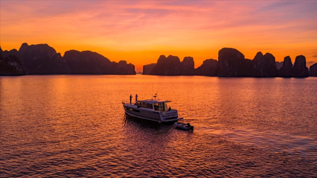 Khám Phá Hạ Long 2 Ngày 1 Đêm - Hành Trình Trọn Vẹn Giữa Vịnh Biển Kỳ Vĩ và Phố Đêm Sôi Động 17 Đi du lịch Hạ Long - Hạ Long Tour