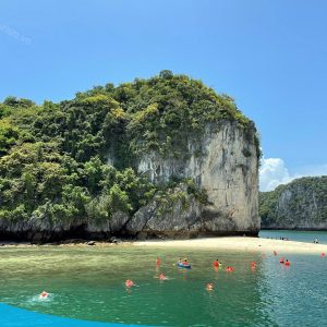 tour du lich cat ba du lich dao cat ba vinh lan ha the sinh tourist sinh cafe travel bai t m tren v nh lan 20240919 103659